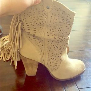 Never worn cute cowgirl , tassel boots!!